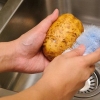 Kogning af kartofler i en trykkoger