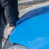 Åbning af motorhjelmen på et køretøj