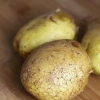 Bagning af en kartoffel i mikroovnen