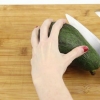 Skæring af en avocado