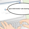 Rengøring af en plettet toiletkumme