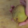 Skræl en kiwi