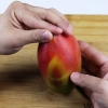 Skræl mangoen