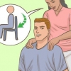 Giver en skuldermassage
