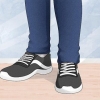 Iført jeans med sneakers