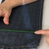 Hæmmer et par jeans