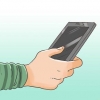 Foretag et telefonopkald med en dreng