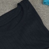 Klipning af en t-shirt