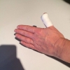 Læg en bandage omkring tommelfingeren