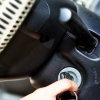 Nulstil din bils automatiske rude efter udskiftning af batteriet