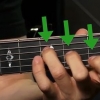 Lær at spille f-akkorden på din guitar