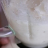 At lave is med mælk i en blender
