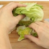 Skæring af isbjergsalat