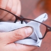 Fjernelse af ridser fra plastiklinser