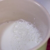 Skum mælk i hånden til en cappuccino