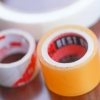 At lave falske negle med tape