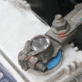 Rengøring af polerne på batterier og batterier