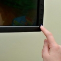 Rengøring af en computerskærm eller lcd-skærm