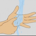Giver hovedmassage