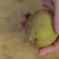Skræl en kiwi