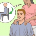 Giver en skuldermassage