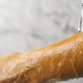 Lav en scrub med olivenolie og sukker