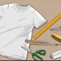 Klipning af en v-hals i en t-shirt