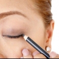 Påføring af en vinget eyeliner