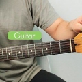 Spiller elektrisk guitar som begynder