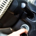 Nulstil din bils automatiske rude efter udskiftning af batteriet