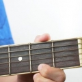 At spille bm-akkorden på en guitar