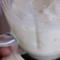 At lave is med mælk i en blender