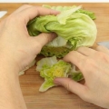 Skæring af isbjergsalat