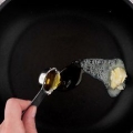 At lave hvidløgsflødesauce