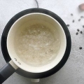 Sætter kaffe på komfuret