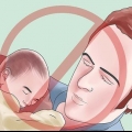 Sover med en nyfødt baby
