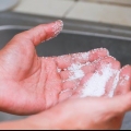 Få superlim fra hænderne med salt