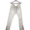 Iført skinny jeans