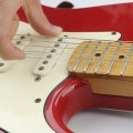 Skift strenge på en elektrisk guitar