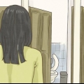 Poop stående på et toilet