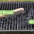 Stegning af fisk på en grill