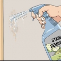 Fjern pletter fra klæbende strimler fra din væg