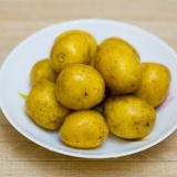 At lave kartoffelsalat