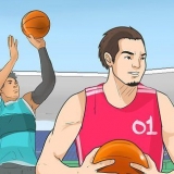 At spille basketball