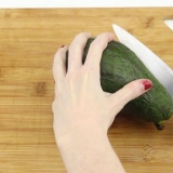 Skæring af en avocado