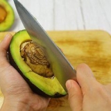 Lav en avocado maske til dit hår