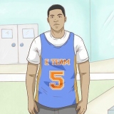 Iført en basketballtrøje