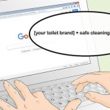 Rengøring af en plettet toiletkumme