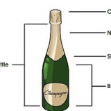 Åbner en champagneflaske med et sværd