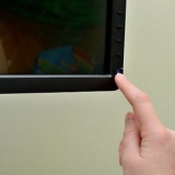 Rengøring af en computerskærm eller lcd-skærm